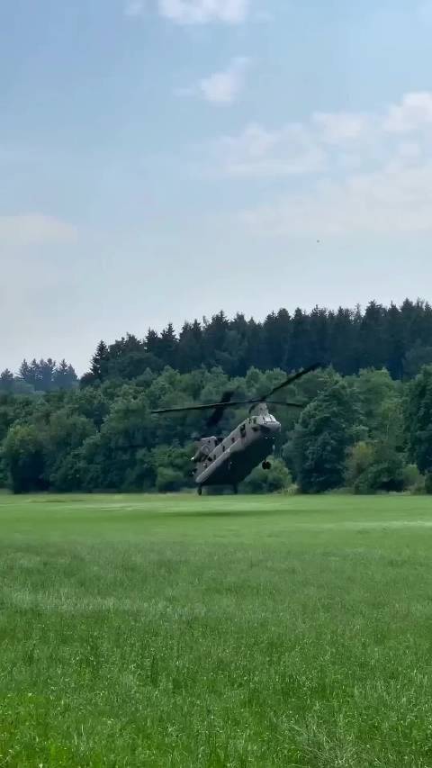 支奴干直升机，能扛悍马的空中飞行卡车