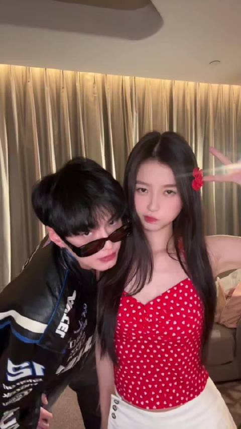 虞书欣发布双人抖舞视频与姜暮合作