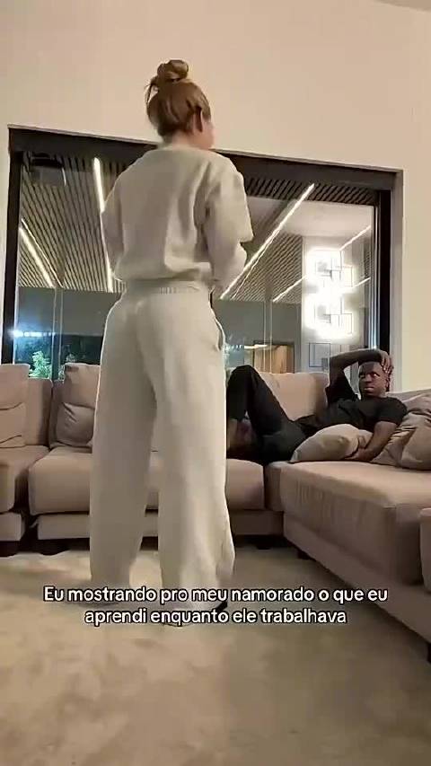 小两口挺有乐趣！女友跳舞逗维尼修斯开心