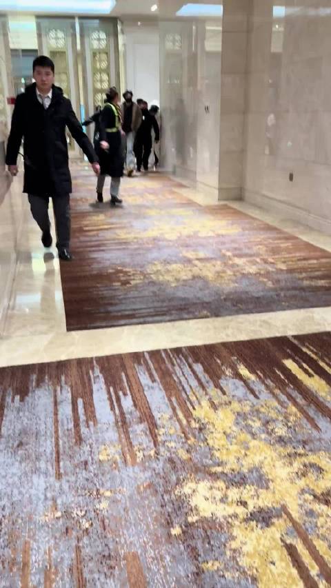 刘耀文三亚遭私生追跑仍单手插兜