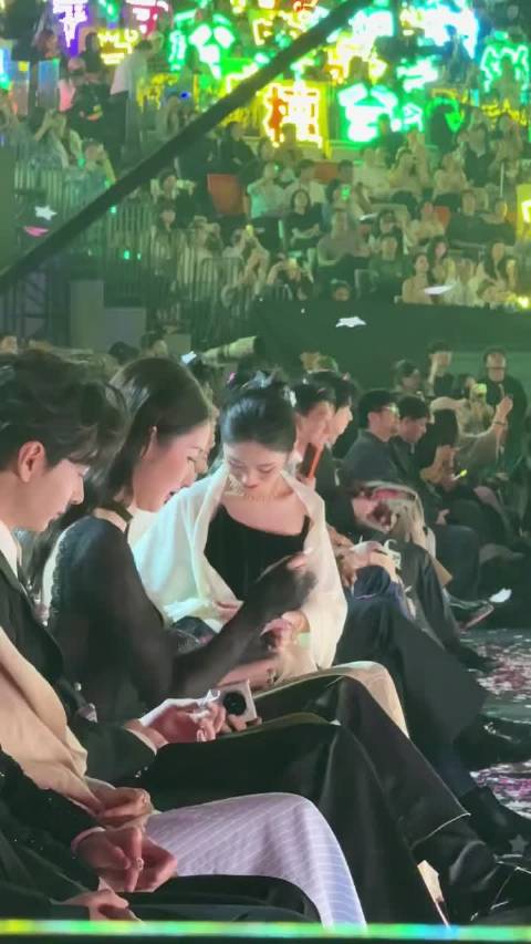 陈星旭紧盯周也避看王玉雯，汪苏泷演唱引众星捡小星星