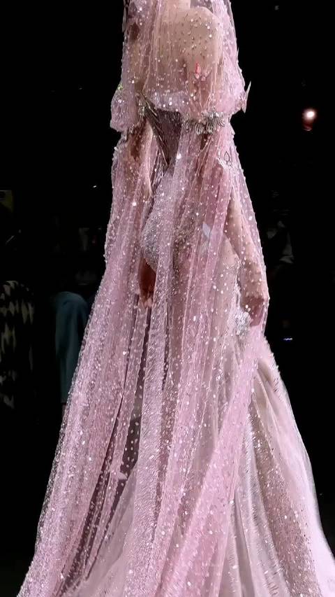 好美，总觉得所有模特都是张韶涵的脸，张韶涵可以宠幸下这些衣服吗？