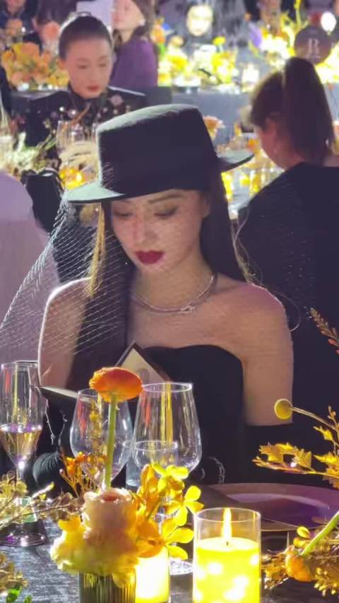 王鹤润高圆圆同框互动自然