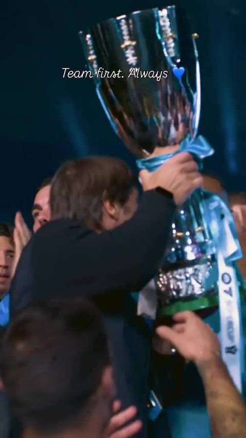 举起冠军奖杯之前，安东尼奥·孔蒂还在想着他的球员们…… 视频共创