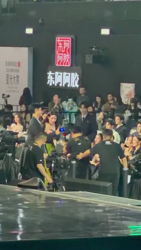 王玉雯、龚俊，常华森、张淼怡星光大赏领奖