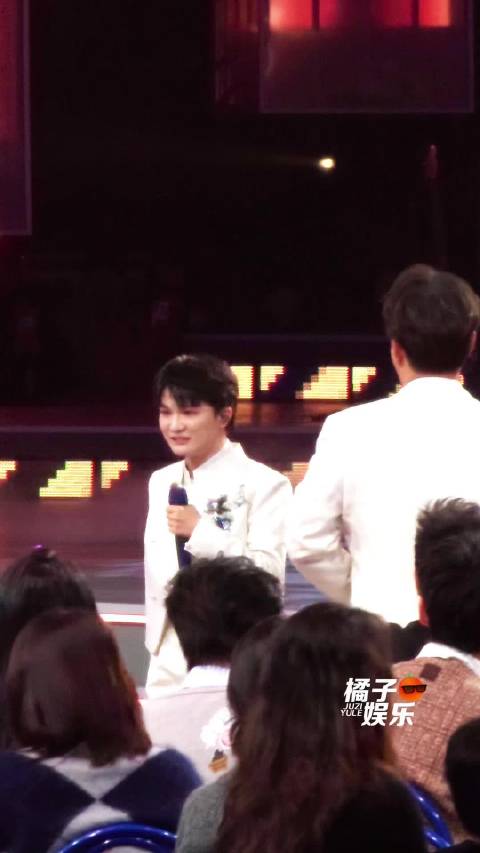 唱完歌之后发出小猫咆哮：谁让我在韩磊老师后面唱的