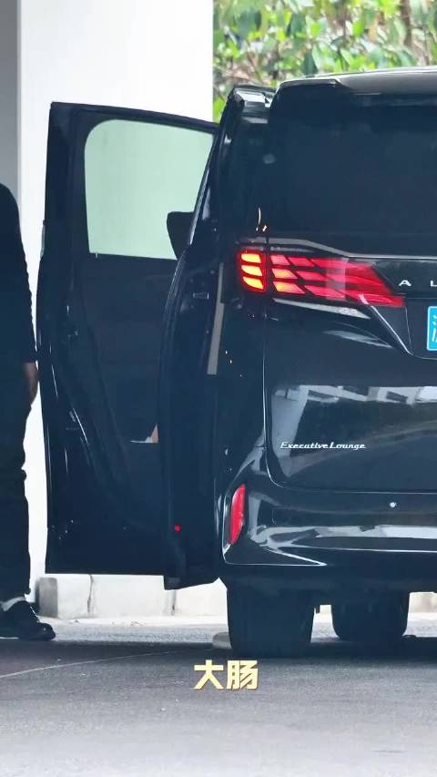 陈哲远出发长沙录制大侦探，期待推理远，录制顺利，玩得开心！