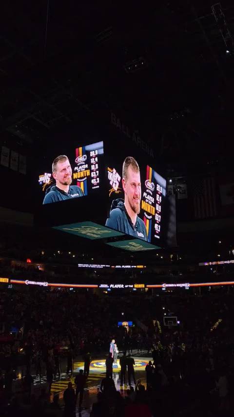 今天约基奇还领取了他的月最佳球员奖项