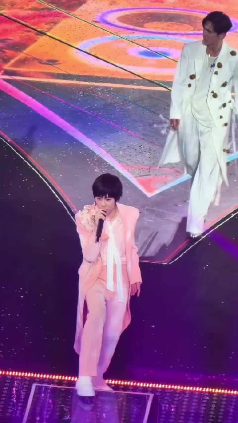 阿信舞台摔落获F3成员力挺，言承旭未现身引调侃