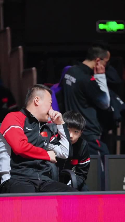 孙颖莎和马琳指导唠嗑，孙颖莎跟谁都能聊上几句