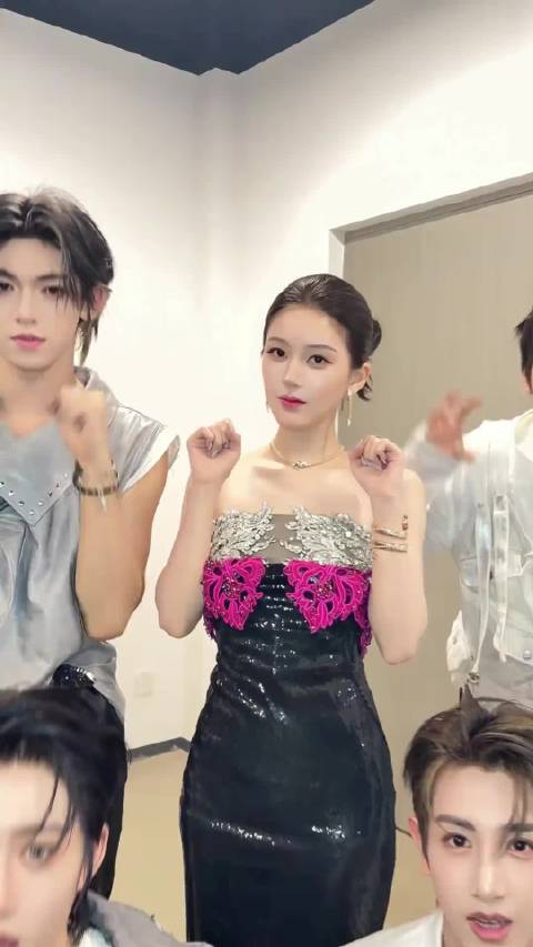 新的手势舞！ 哈哈哈哈哈哈哈哈哈这个ADD也是和我露一起拍上手势舞了！