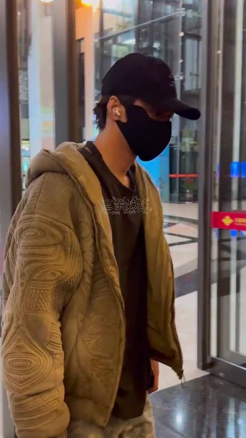 刘耀文三亚到达 .