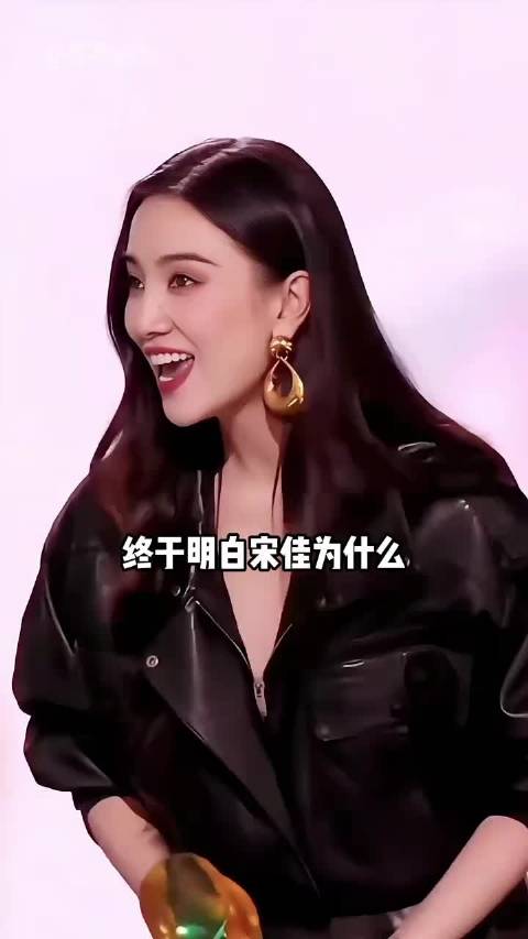 宋佳耳朵挂大铁环造型引热议，单依纯小圆脸对比显心机