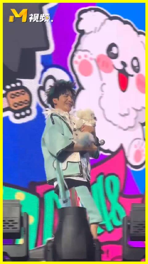 大张伟演唱会抱狗互动，小狗开口说北京腔引爆笑