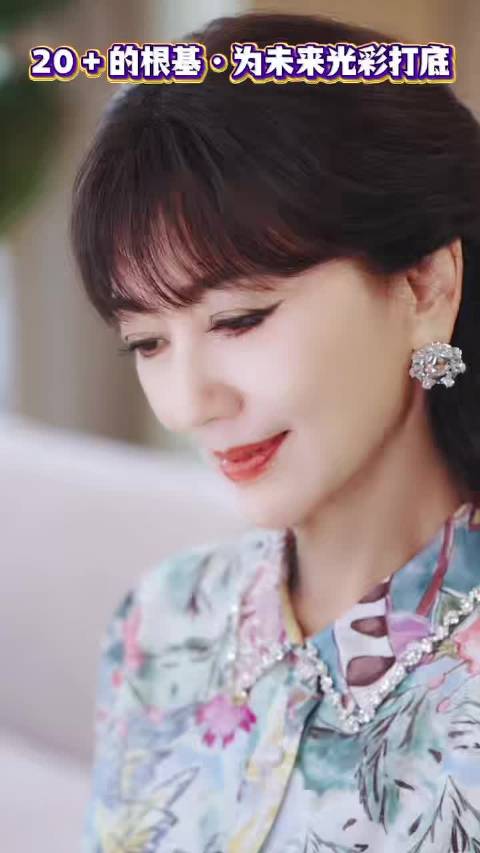 赵雅芝72岁穿香奈儿亮相，状态挺拔气场独特