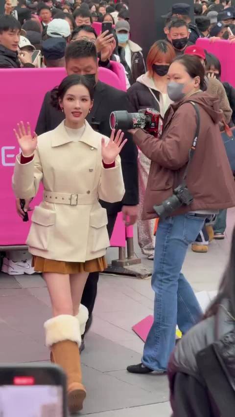 今天线下活动单位陈都灵，嘟嘟光着腿就来了吗