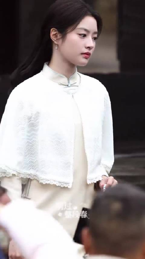 徐若晗《玉簟秋》路透上新，穿旗袍的叶平君好优雅~民国大小姐既视感！