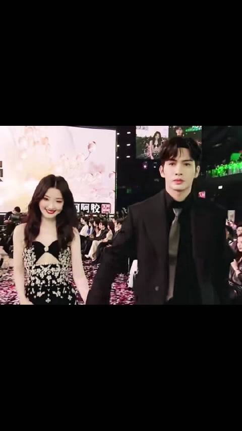 毛晓彤张彬彬片场甜蜜牵手引关注