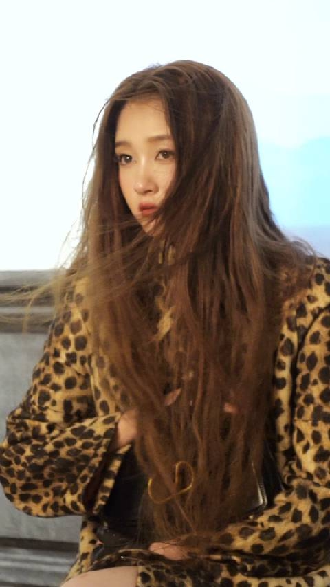 关晓彤发文赞美四季之美，称不如独一无二的你