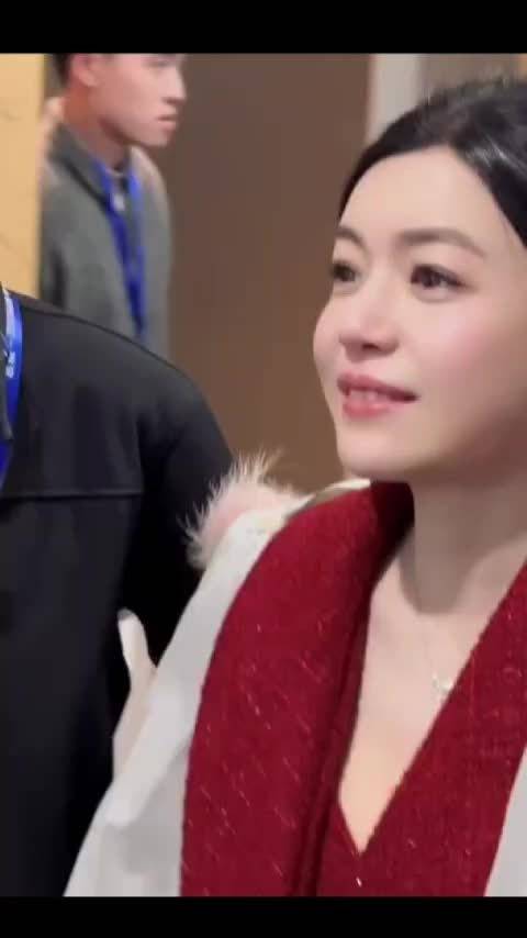 陈妍希现身吕梁录制央视跨年晚会，后台亲切互动