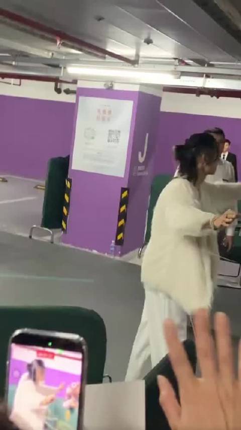 吴建豪被粉丝要求签言承旭照片，幽默回应引热议