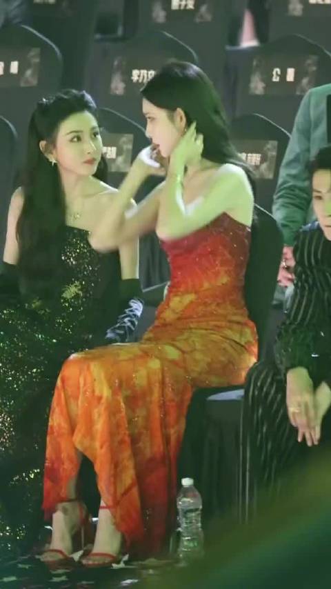 宋祖儿安慰摔倒的孟子义，姐妹互动暖心