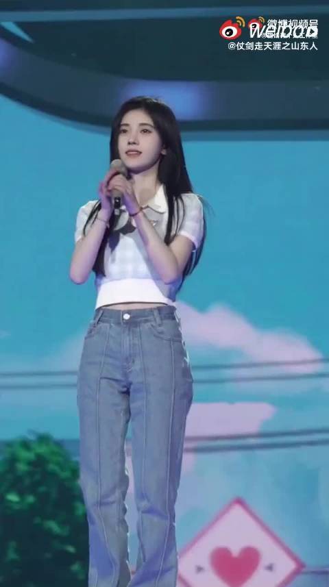 鞠婧祎黑发蓝衫跳利落舞步，夏日元气造型引赞叹