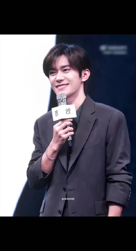 他怎么越来越甜啦，穿着西装又很成熟，谁懂这种反差萌啊 易烊千玺