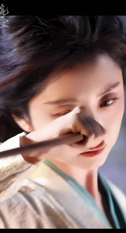 有点不认识你了，第一次见这样风格的谭松韵，清冷凌厉的气质扑面而来