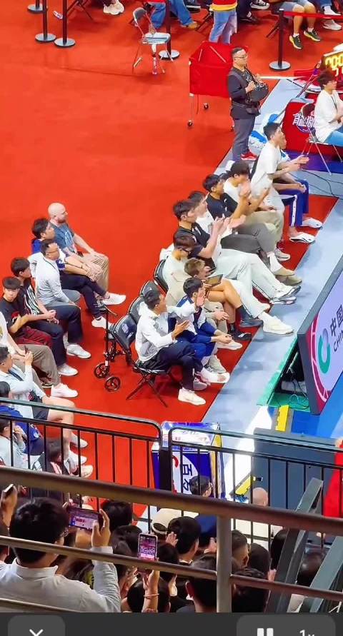 郭艾伦来到现场给队友加油