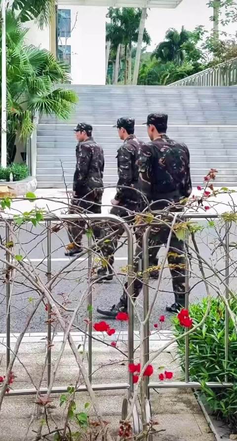 张张展硕和潘展乐在军训里的小动作也太可爱了吧！