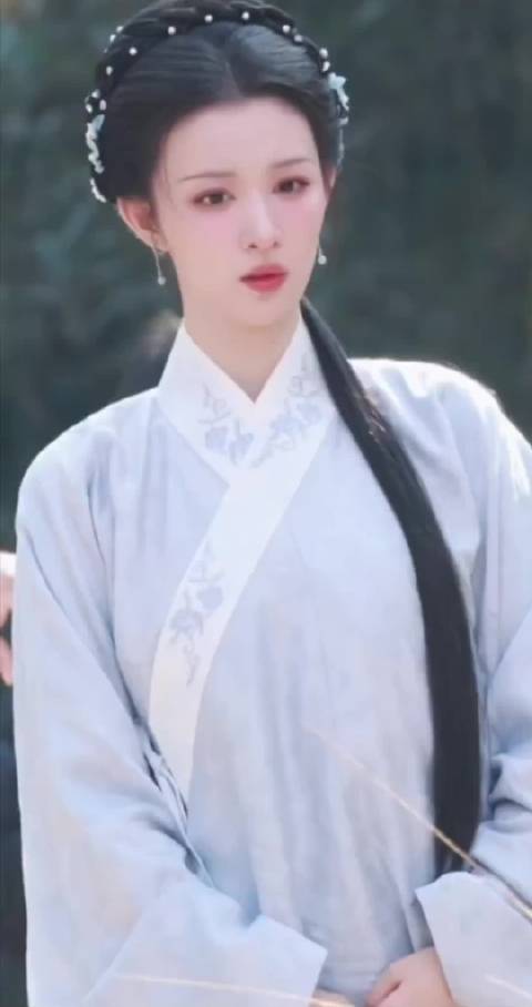 王楚然《明月录》新造型路透，魏采薇好清丽温婉啊