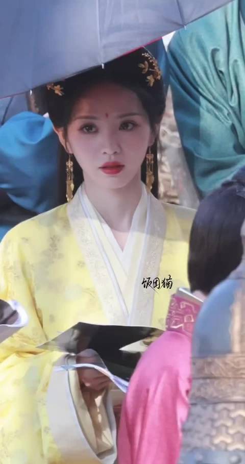 田曦薇萌脸演恶女新造型曝光，剧组高效一天拍多场戏