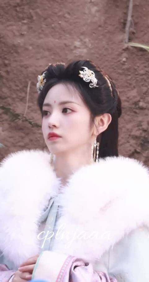 田曦薇《嫁金钗》新造型路透，姐姐眼神鲨我