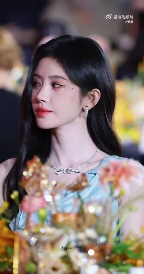 鞠婧祎“全球首戴”项链气质直接拉满啦，这是哪位仙女姐姐下凡啦