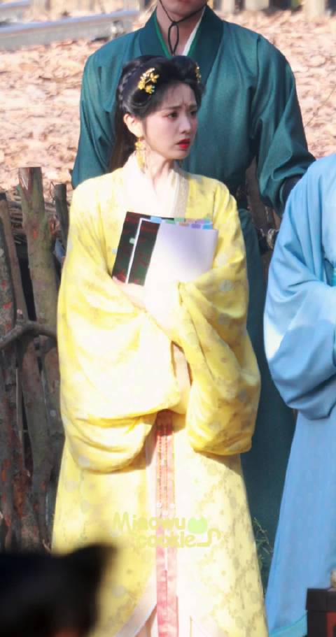 田曦薇嫁金钗黄衣造型路透，好看