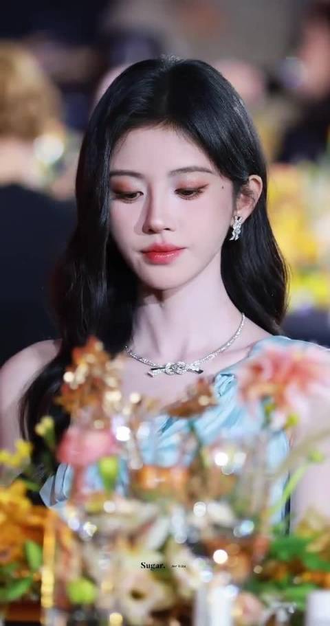 一身高定+首戴珠宝，大小姐氛围感直接焊死！