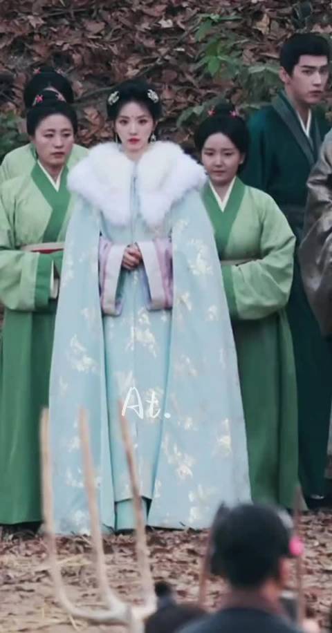 田曦薇《嫁金钗》路透，安静站在那里的毛茸茸的魏娆完全是冷脸萌来的！