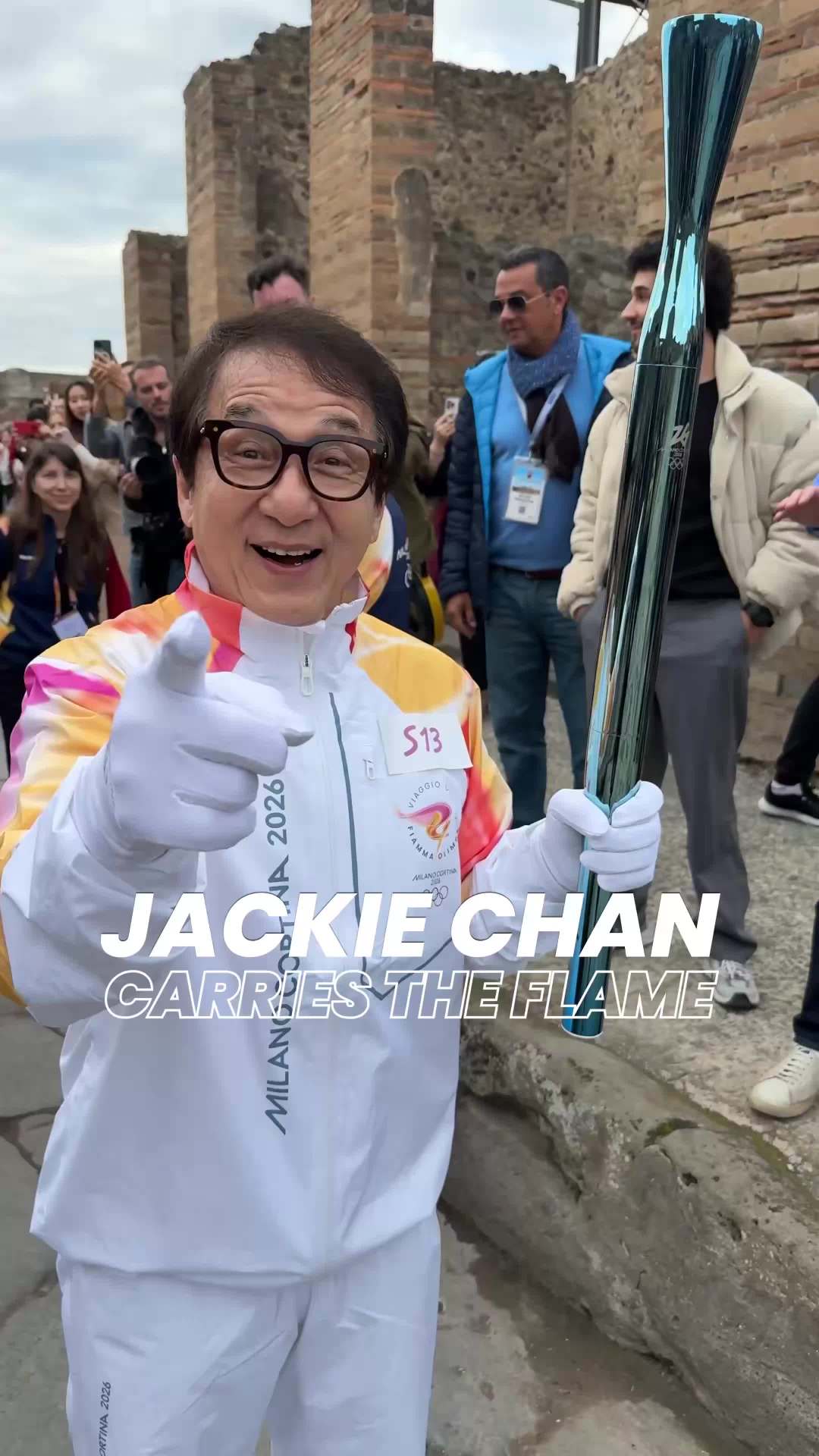 成龙庞贝古城传递米兰冬奥火炬