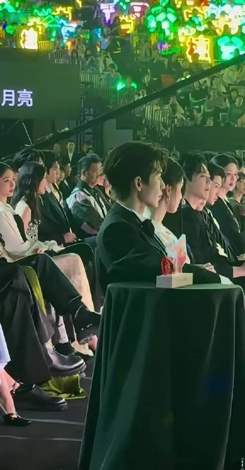 张凌赫和刘宇宁蓝牙连接成功～ 他俩也很好磕耶 都是极好的人