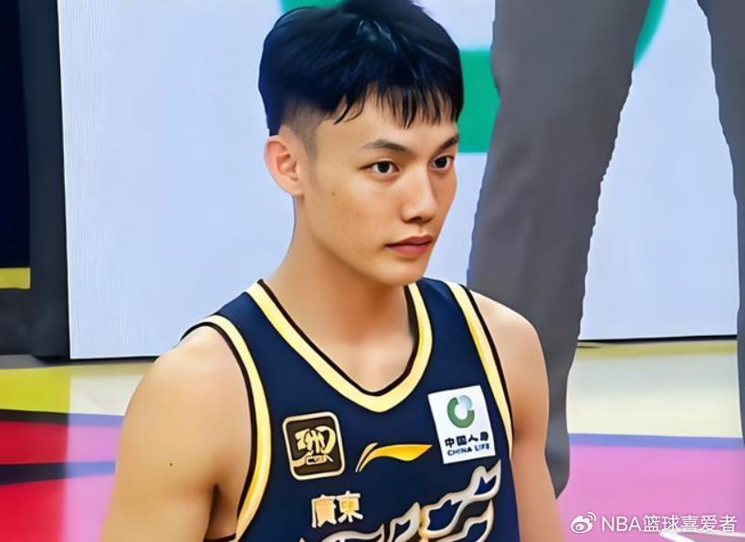 徐杰伤退缺阵引发广东队攻防失控，新生代高个后卫郭昊文轰42分能否叩开国家队大门？