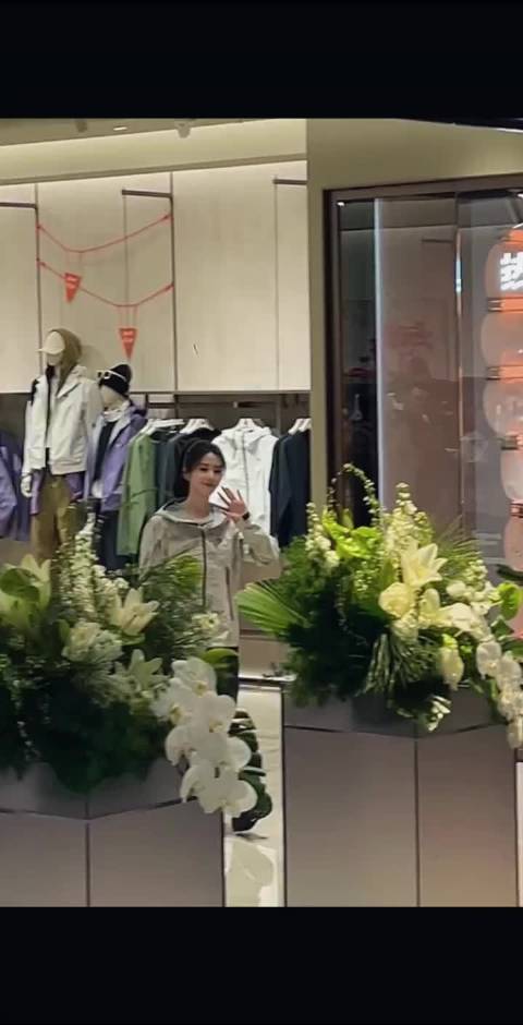 刘诗诗高马尾运动装造型清爽亮相，被赞校园女神