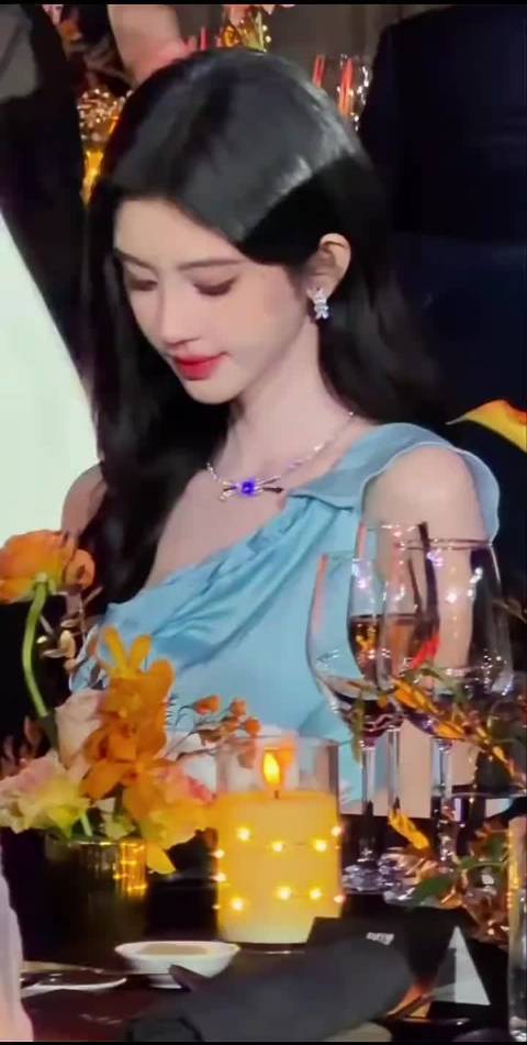 女神脖子上的珠宝好闪好适配 真的太美丽啦 ！