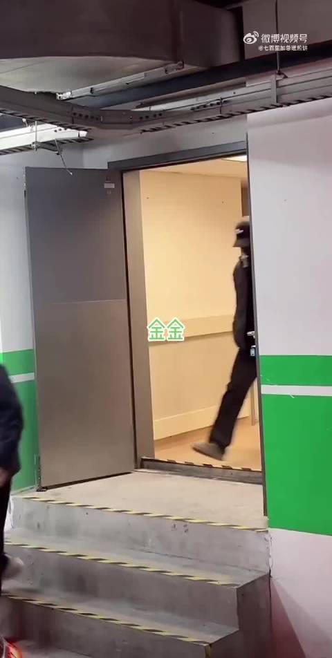 王一博出发去练车 是帽子和口罩都遮挡不住的帅气呀，@UNIQ-王一博 一切顺利