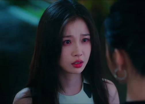 女孩为了救男友下跪，结果还是晚了一步