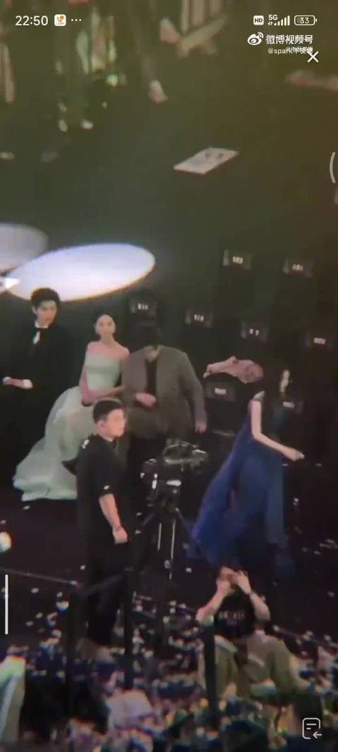 丁禹兮为鞠婧祎叠放围巾全程低调