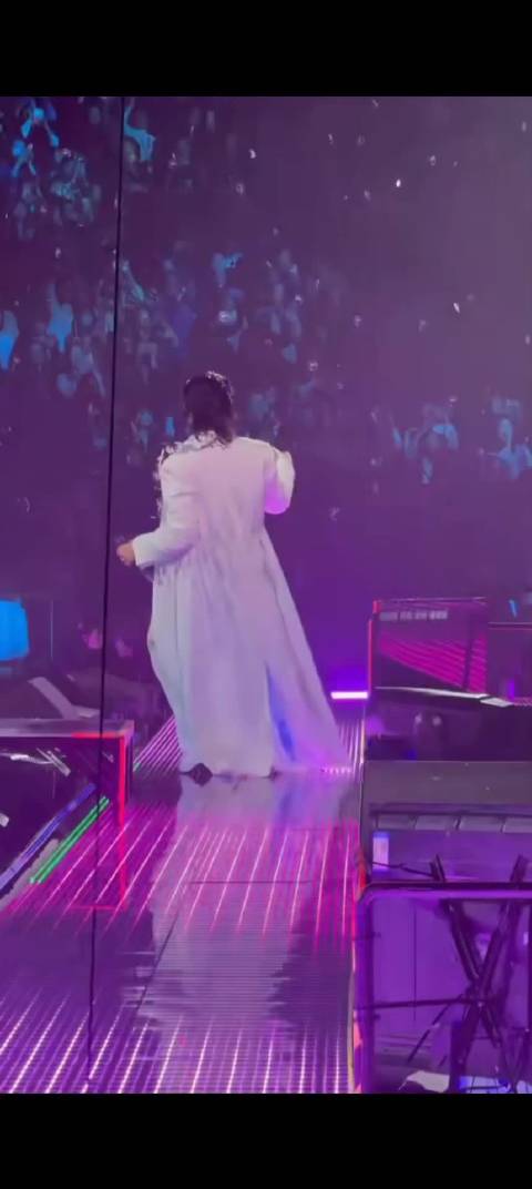 吴建豪飞奔过去看阿信