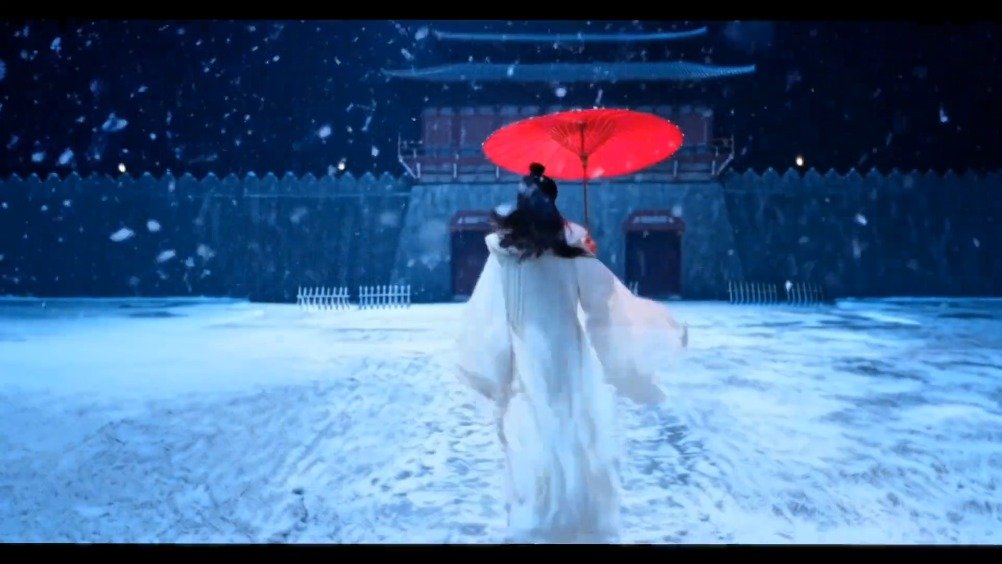 成毅撑伞转场好丝滑