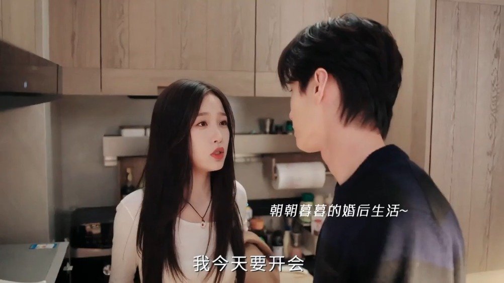 靳朝发现暮暮所乘车辆冒黑烟急寻未果，所幸虚惊一场