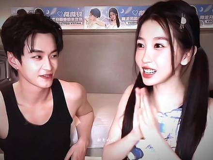 “可爱善良的欣欣” 为何从他目光中读出了隐忍的心疼？